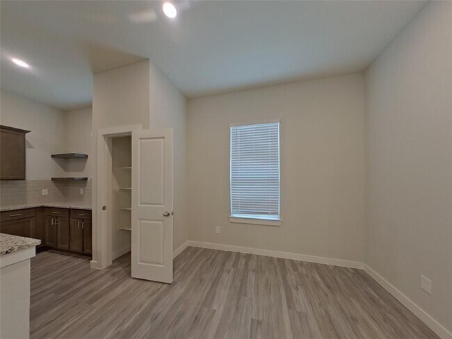 Building Photo - 9835 Willow Creek Commerce Dr