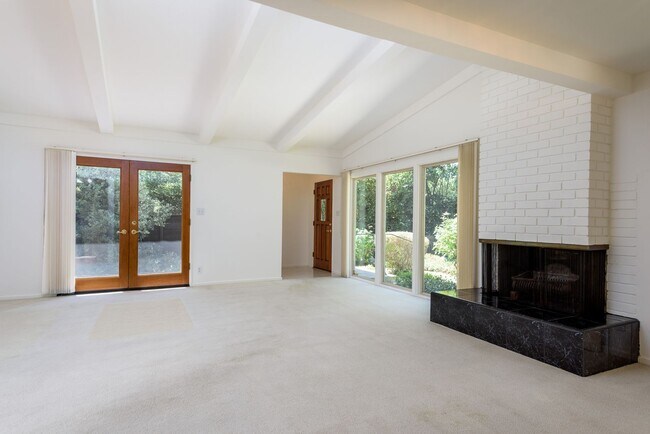 Building Photo - Charming Barron Park Ranch 3bd/2bth Home