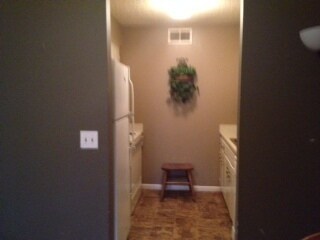 Building Photo - One Level, one bedroom condo, Water includ...
