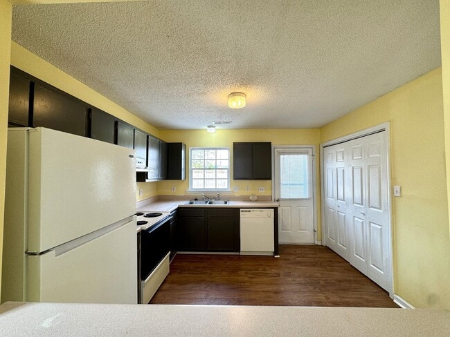 Building Photo - Adorable 2BR/2 Bath Duplex!