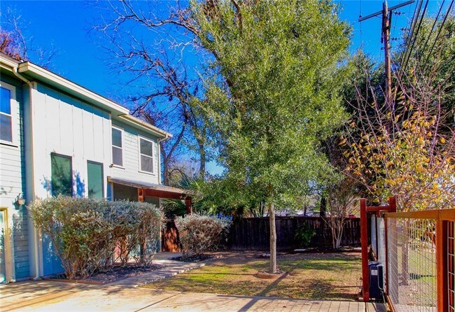 Building Photo - 3304 E 5th St