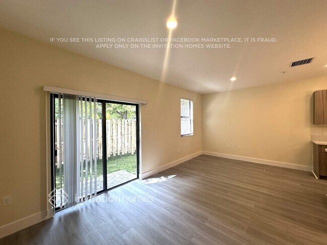 Foto del edificio - 10437 NW 82nd St