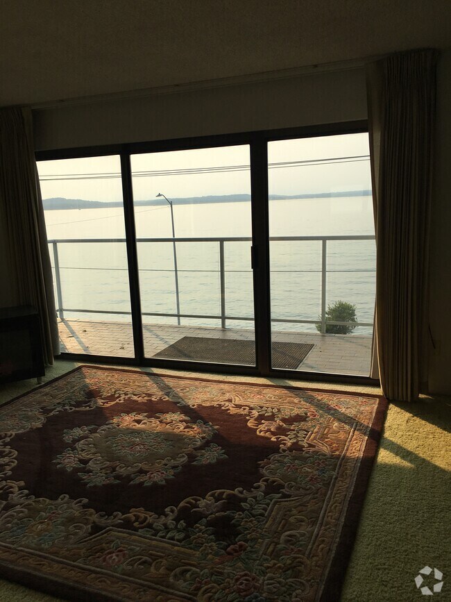 North Admiral Apartments for Rent with a Swimming Pool Seattle, WA