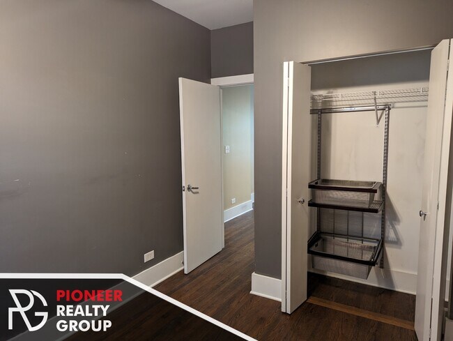 Building Photo - 1847 W Cornelia Ave