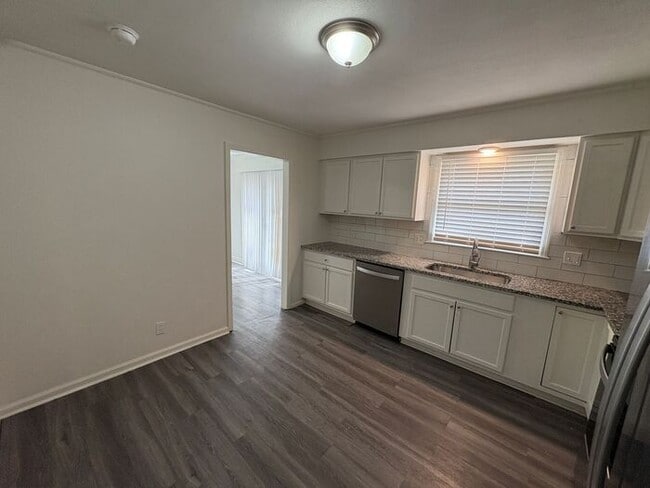 Building Photo - Beautiful 3-Bedroom Home with Spacious Liv...