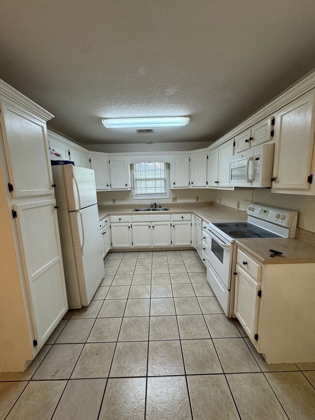 Building Photo - 3 Bed / 2 Bath Available Now!