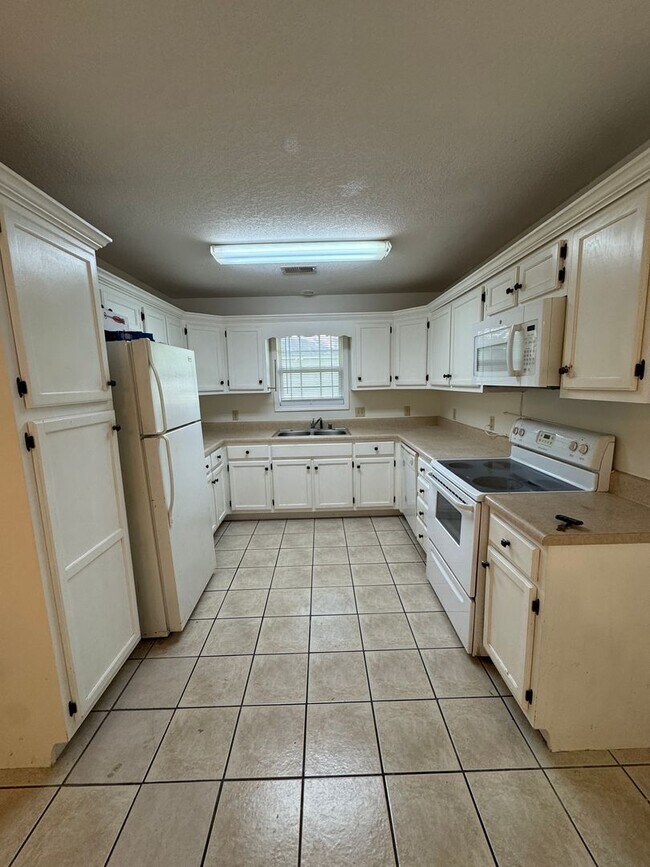 Foto del edificio - 3 Bed / 2 Bath Available Now!