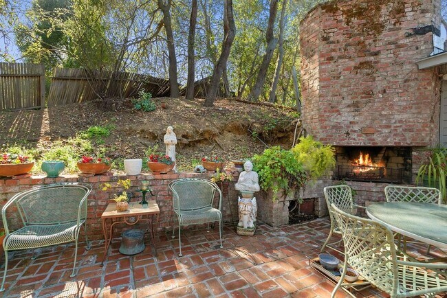 Foto del edificio - Spacious Saratoga Retreat with Timeless Character