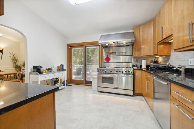 Building Photo - Spacious Split Foyer Home in New Mark Comm...
