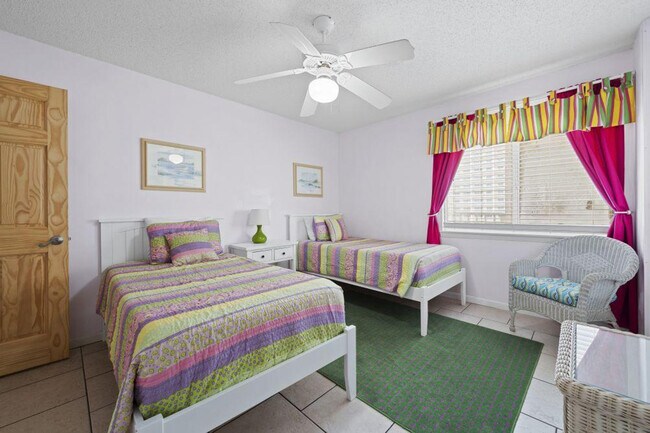 Foto del edificio - 1007 W Beach Blvd