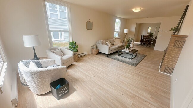 Foto del edificio - PRELEASING FOR LATE AUGUST: Classic 5bdrm/2 bath High St house with parking!