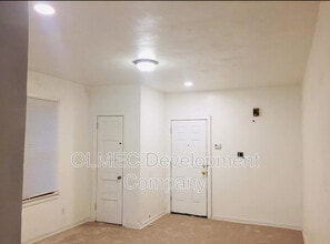 Building Photo - 817 Anaheim St