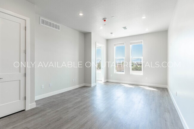 Foto del edificio - 7555 S Main St