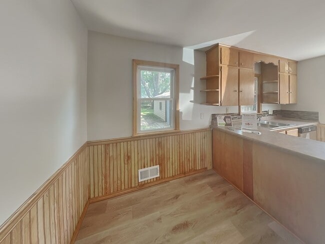 Building Photo - 2080 McKnight Rd N