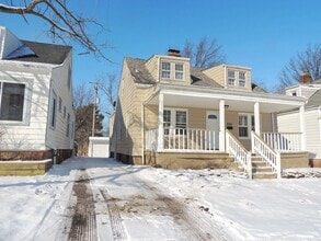 Building Photo - 858 Lecona Dr
