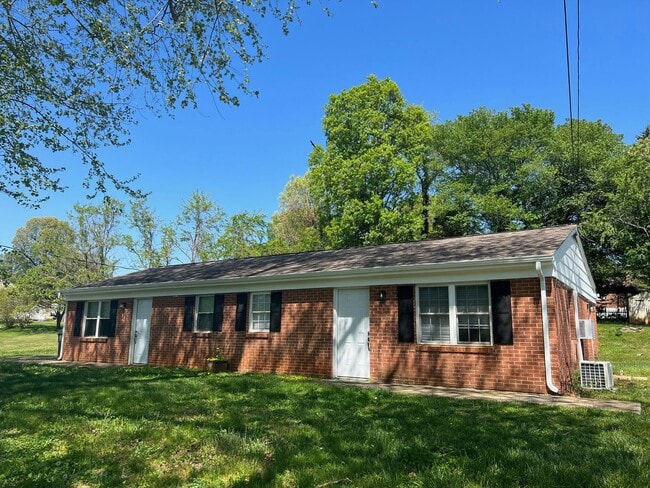 2 Bedroom || 1 Bathroom Duplex Unit - 2 Bedroom || 1 Bathroom Duplex Unit Townhome