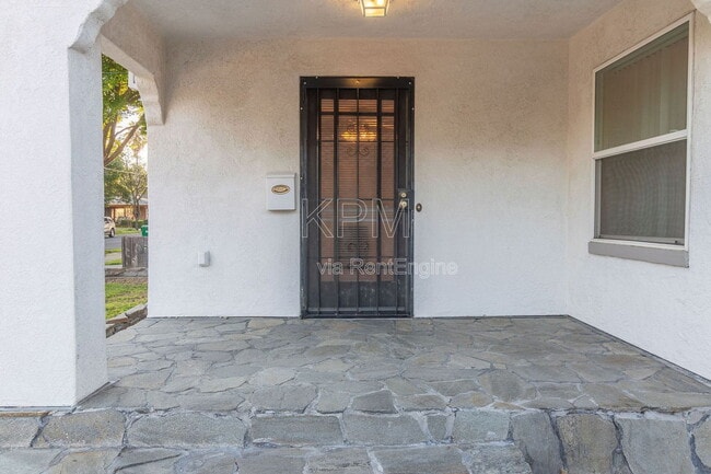 Building Photo - 325 E Mariposa Ave