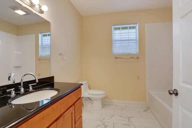 Foto del edificio - 2410 Oak Pl