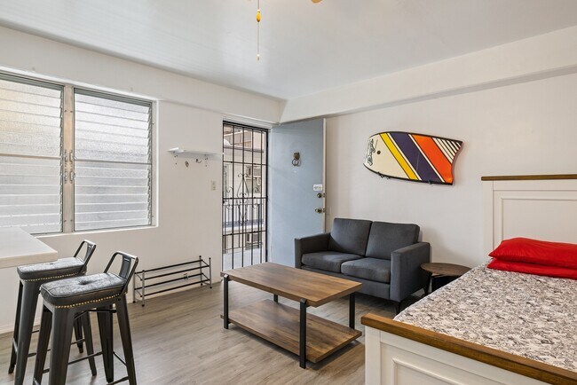 Foto del edificio - Fully Furnished Studio, 1 Bath. NO parking. Electric water and sewer are included in the rent.