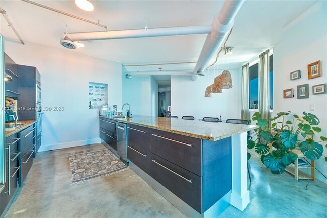 Foto del edificio - 700 NE 25th St