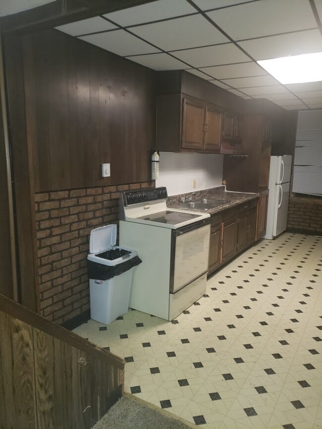 Building Photo - 1323 W Norwegian St