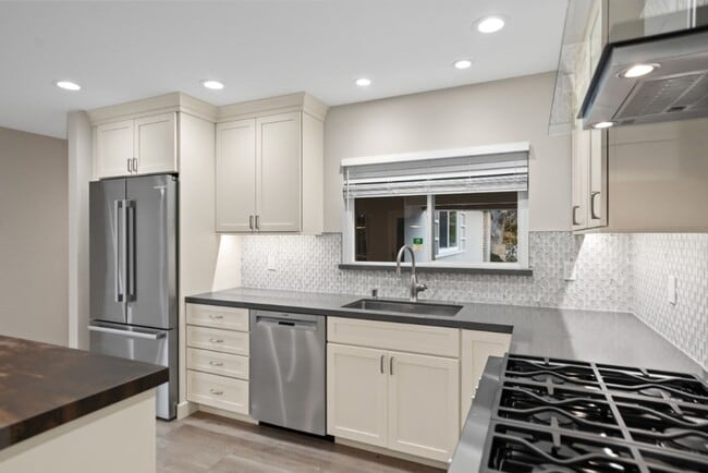 Foto del edificio - 692 Pomeroy Ave