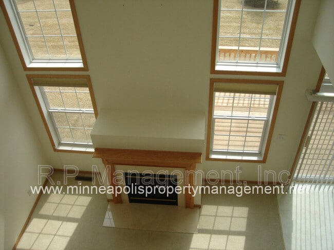 Building Photo - 15220 Florist Cir