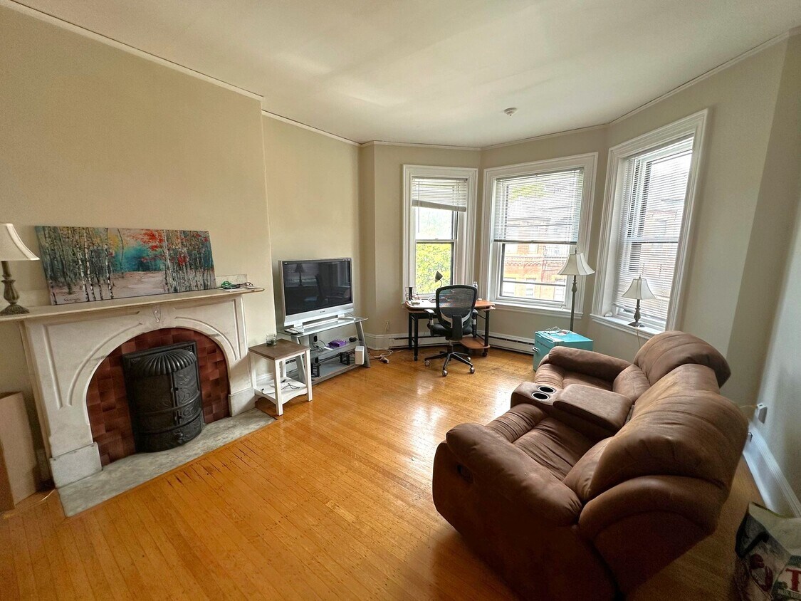 Primary Photo - 32 Gloucester St