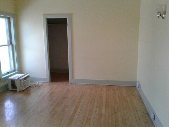 Bedroom - 917 Oxford Ave