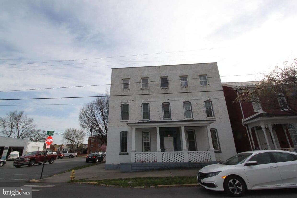 301 W Martin St Unit 1, Martinsburg, WV 25401 Room for Rent in
