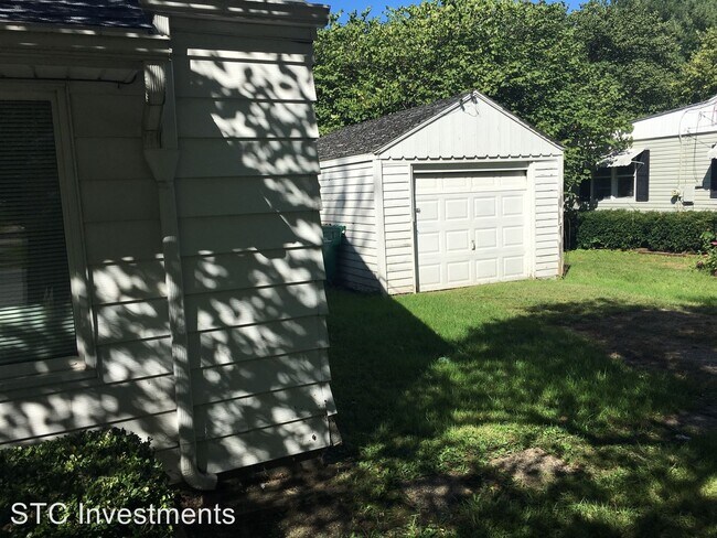 Building Photo - 2 br, 1 bath House - 220 S White St