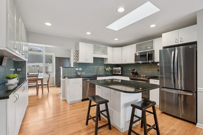 Building Photo - 689 E Illinois Rd