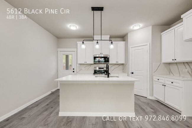 Foto del edificio - 5612 Black Pine Cir