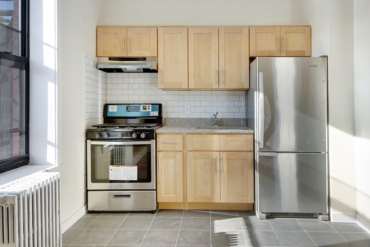 Primary Photo - 145 Montrose Ave