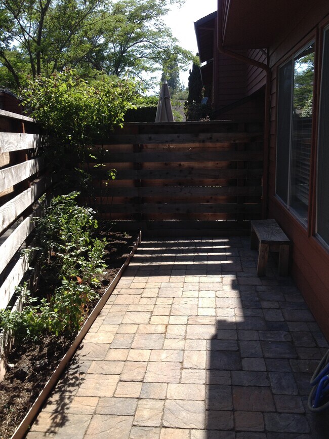 Building Photo - 16 Kingston Ln