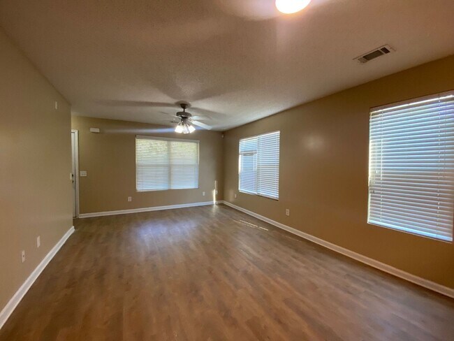 Building Photo - BRIDGEWATER HOME! PRE-LEASING FOR AUGUST 2...