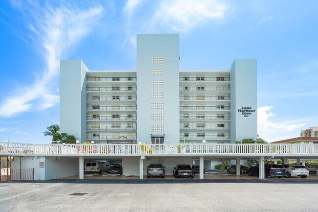 Foto del edificio - 3040 Lake Shore Dr