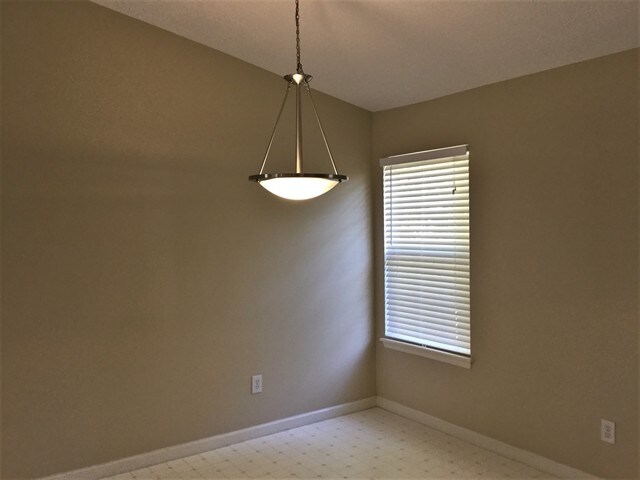 Foto del edificio - 3319 Whispering Woods Drive