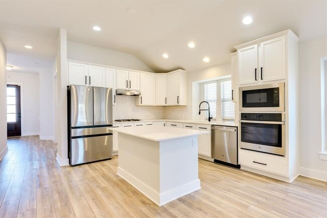 Building Photo - 122 Biscayne Bay Bend