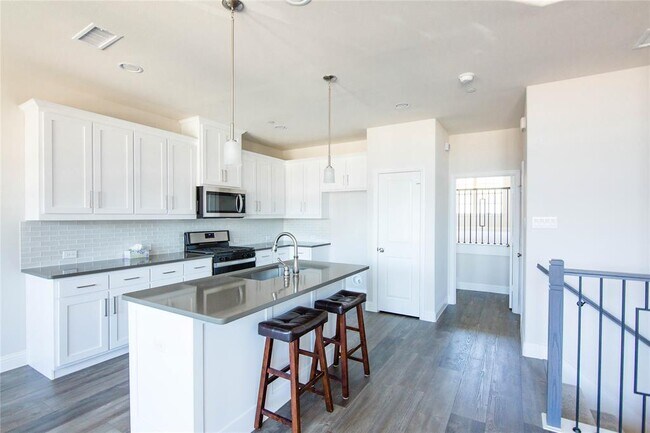 Building Photo - 2230 Southwick Dr