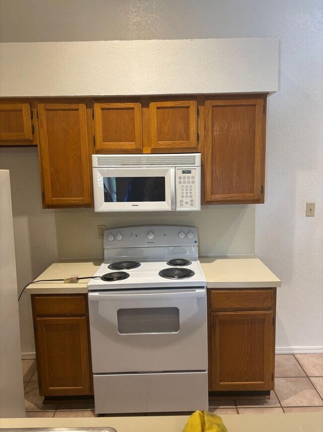 Building Photo - Spacious 1 Bedroom condo close to campus!