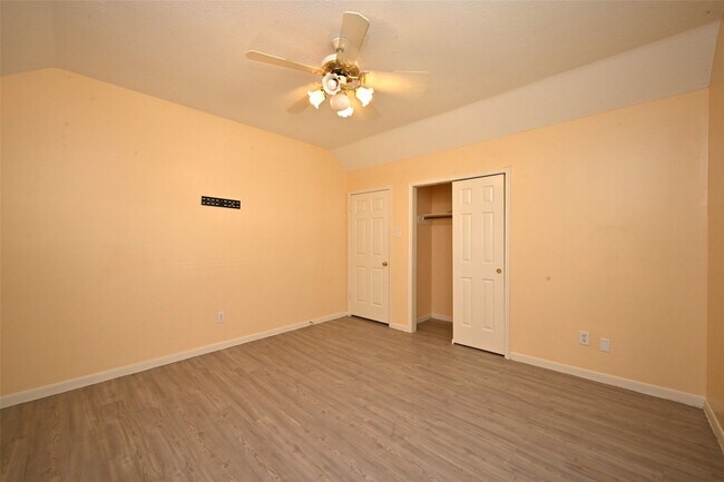 Foto del edificio - 6419 Sutter Park Ln