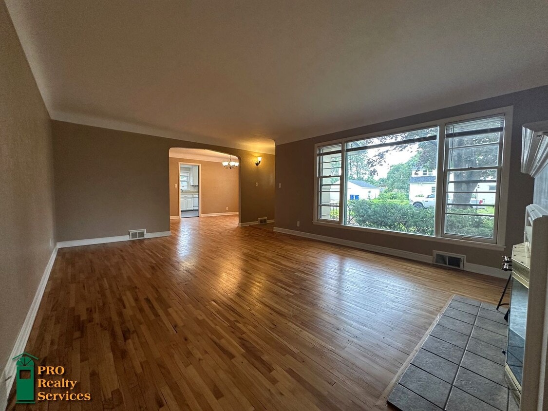 Primary Photo - 3 Bedroom Home in St. Paul