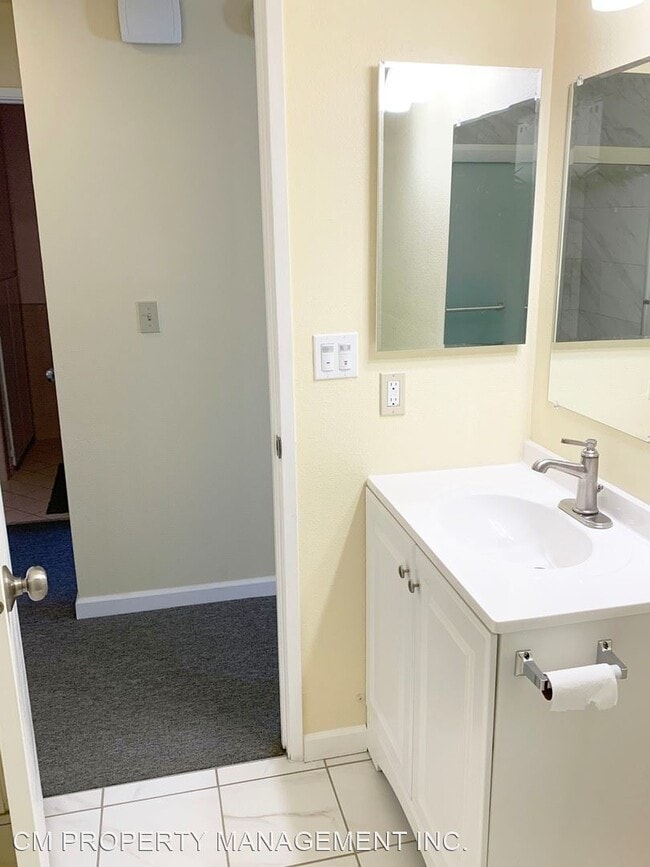 Building Photo - 2 br, 1.5 bath House - 871 W. California A...