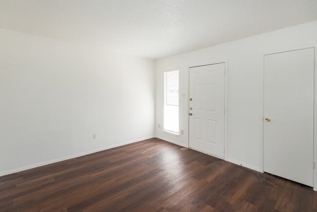 Building Photo - 6000 Tracy Lynn Ln