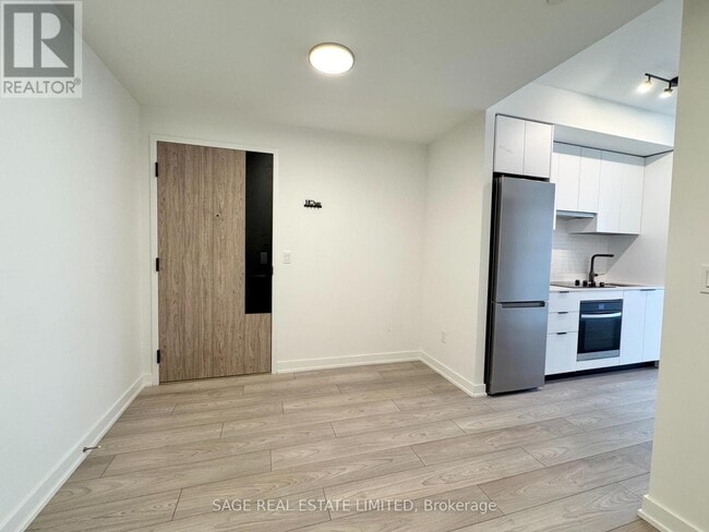 Building Photo - 1007 The Queensway