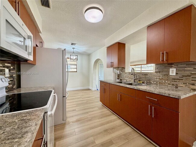 Building Photo - 1351 W 34th St