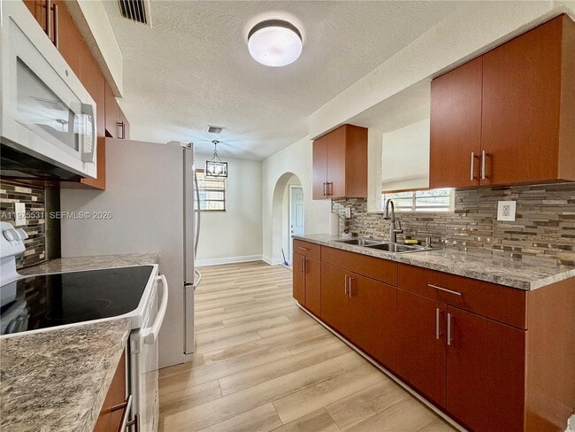 Foto del edificio - 1351 W 34th St