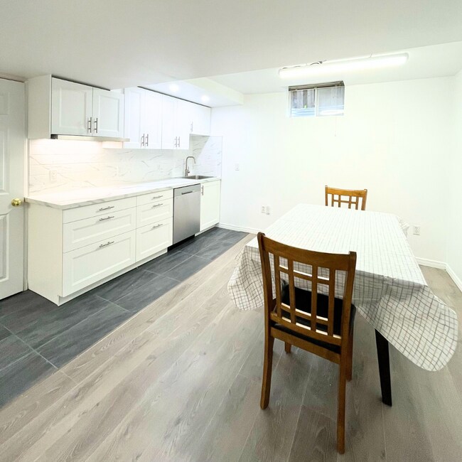 Photo du bâtiment - 1570 Beaverbrook Av