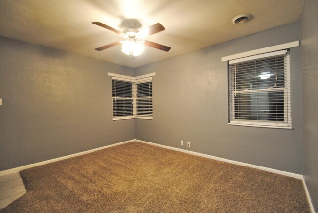 Building Photo - 439 Crescent Dr